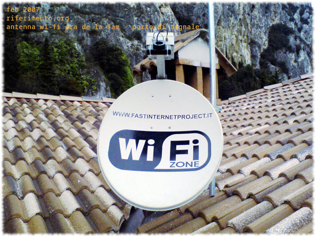 Antenna Wi-Fi installata nel 2007 a Prà de la Fam, porto di Tignale, una delle prime realizzazioni del Fast Internet Project per portare Internet nei borghi del Lago di Garda.