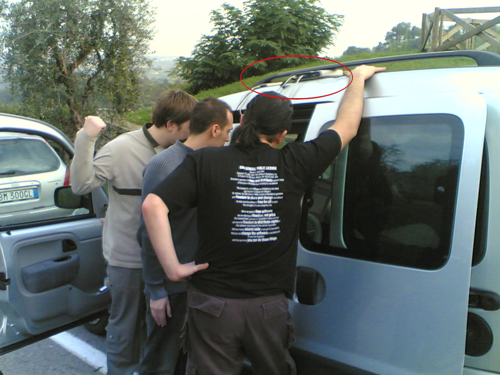 Altro scatto di gruppo dei soci e appassionati ai Linux Day